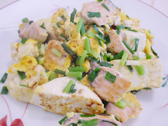 鮭と豆腐の卵炒め（鮭チャンプルー）