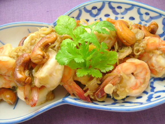 クン・タクライ(えびとレモングラスの炒めもの)