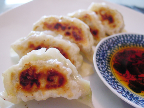 Grilled dumplings with cabbage and minced pork filling