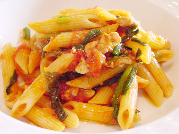 豚肉とにらのペンネアラビアータ