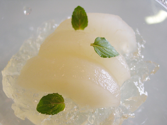 梨の白ワイン煮～ジュレ添え～