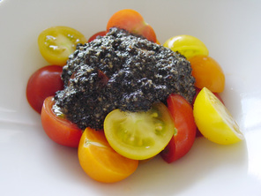 三色のプチトマトの黒ごま和え