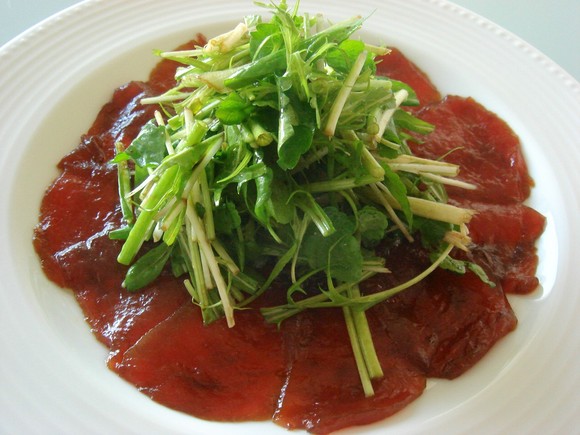 まぐろの漬けカルパッチョ～和青菜のサラダ添え～