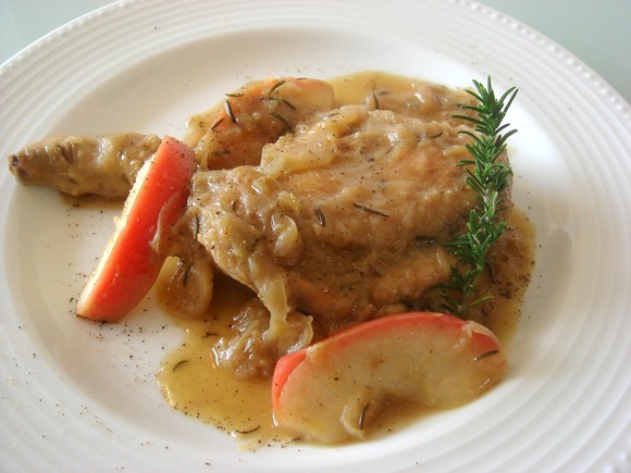 若鶏の骨付きもも肉とりんごの煮込み