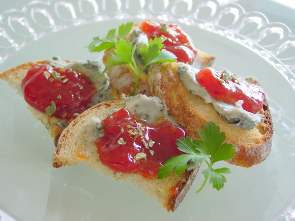 自家製トマトジャムとゴルゴンゾーラのクロスティーニ