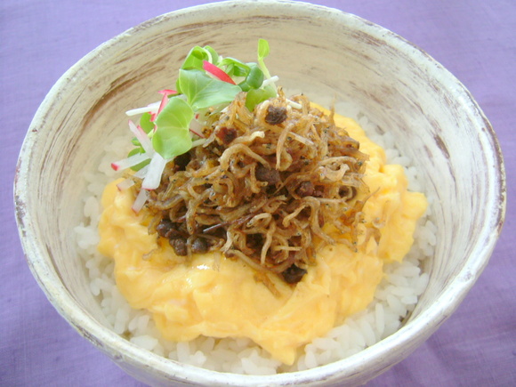 ふわふわたまごの山椒じゃこ丼