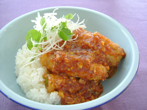 アボカドの肉巻きチリソース丼