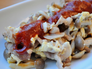 豚肉としめじの卵炒め