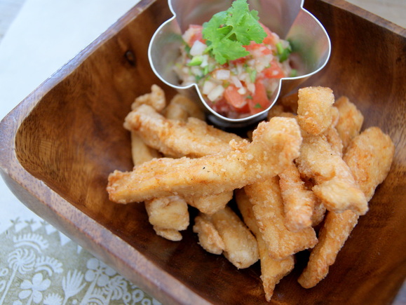 チキンのスティックフライ　サルサソース添え