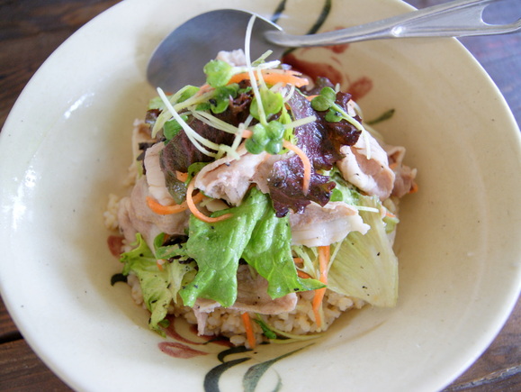 シャキシャキレタスと豚肉のサラダ丼