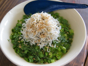 たっぷり小ねぎのしらす丼