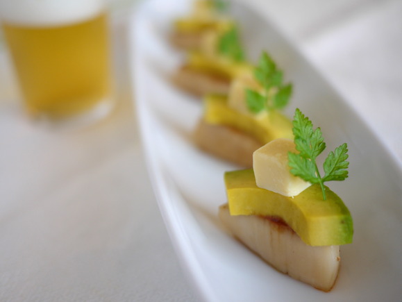 柚子こしょう味チーズと帆立・アボカドのミルフィーユ